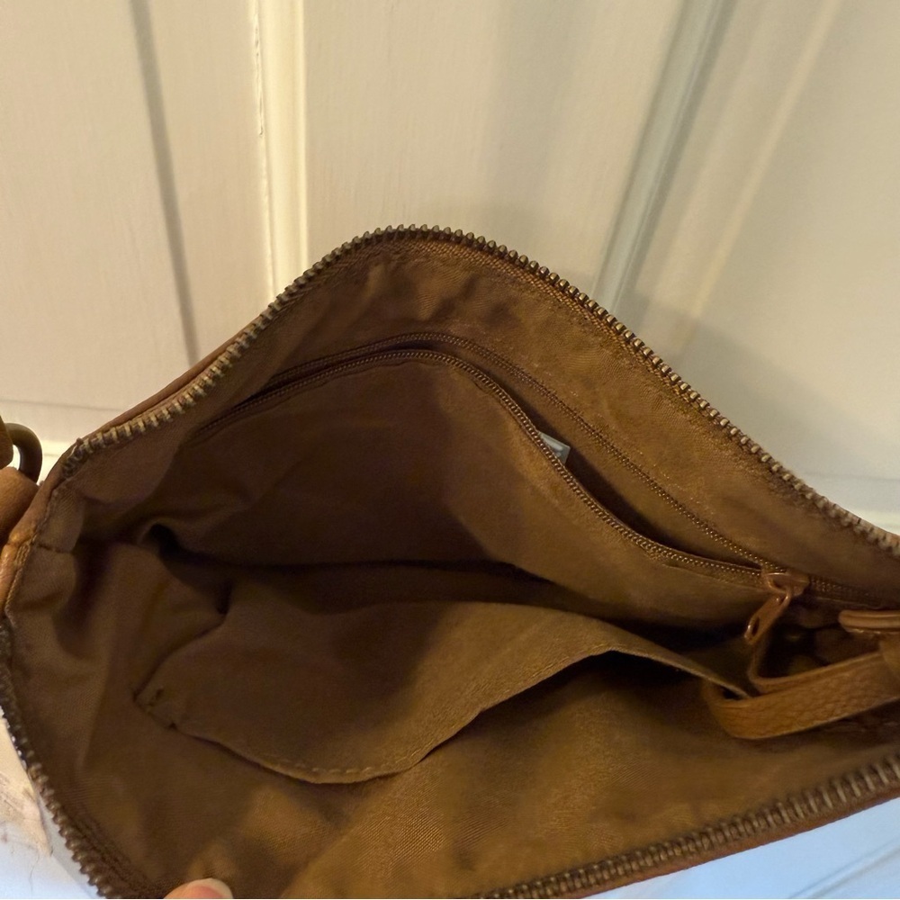 Tan Leather Crossbody Bag with Structured Design - Picture 5 of 14